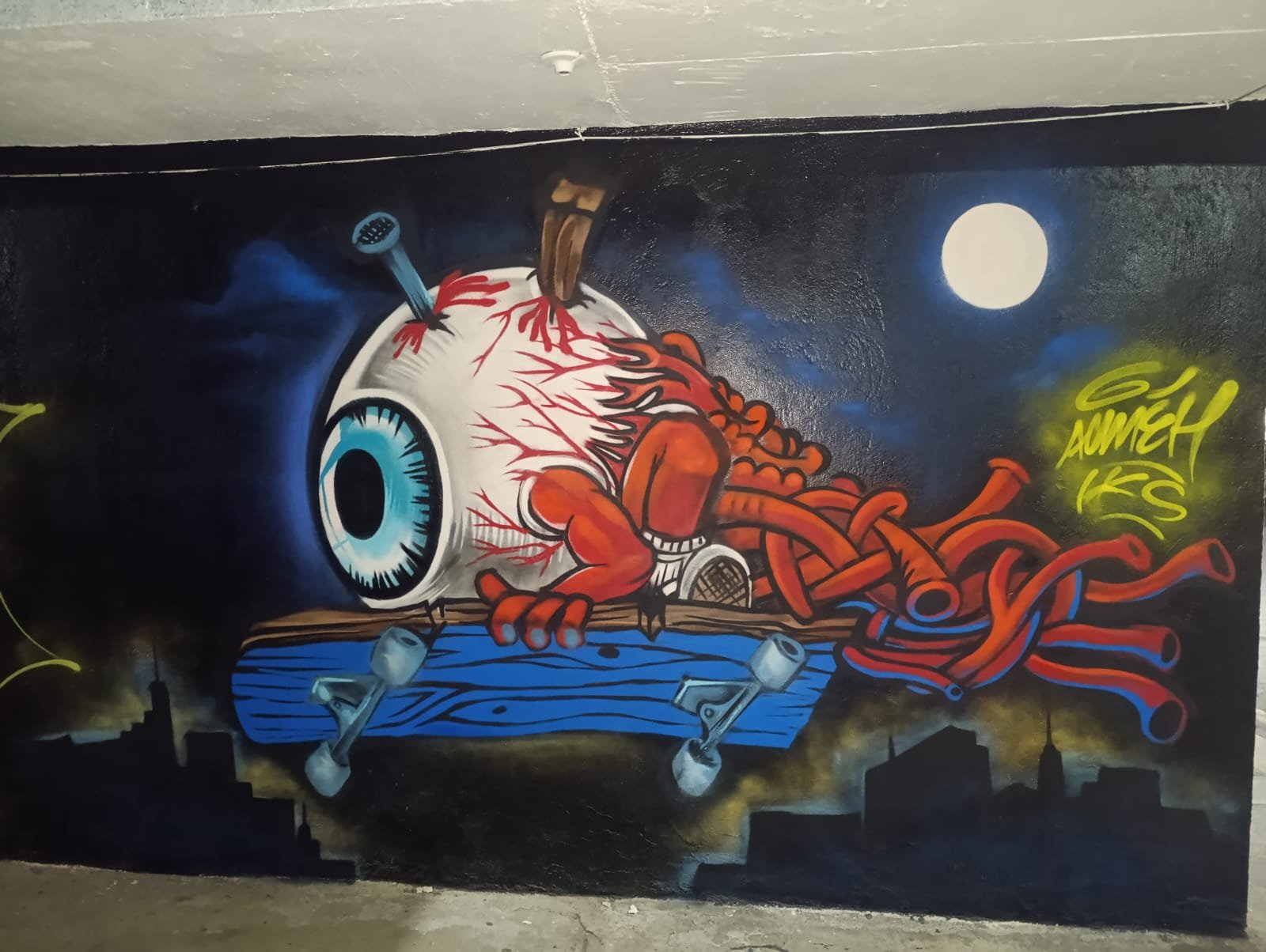 Mural colorido en espacio urbano