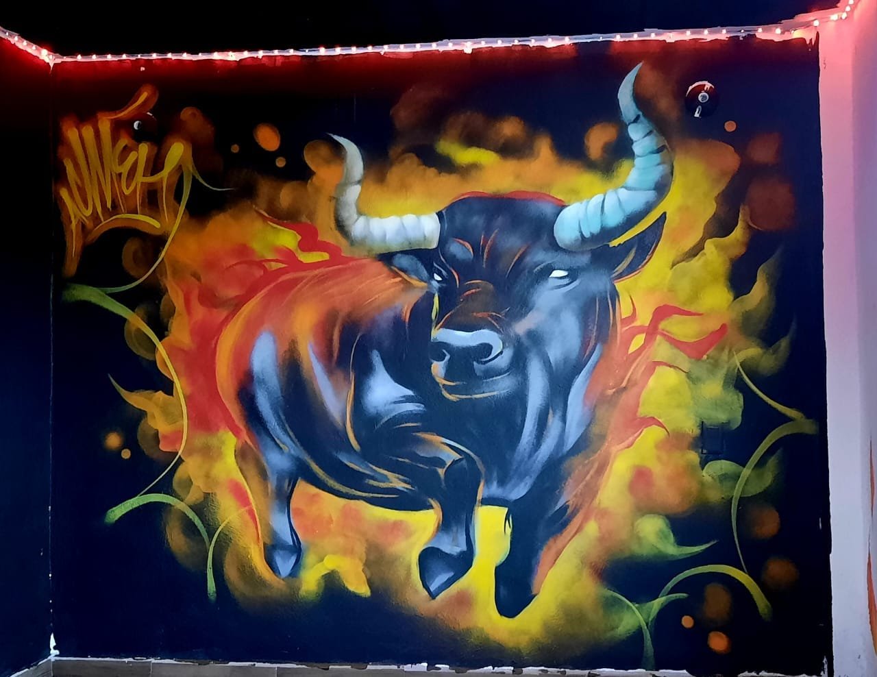 Artista trabajando en una pieza de arte urbano